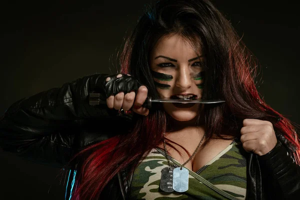Jovem Bela Mulher Militar Segurando Baioneta Nos Dentes Olhando Para — Fotografia de Stock