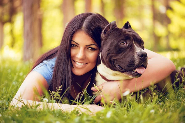 Hermosa Mujer Joven Abrazando Lindo Stafford Terrier Parque Disfrutando Mirando — Foto de Stock