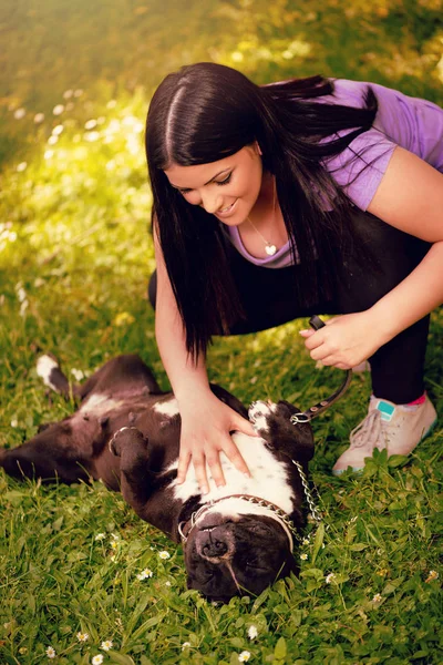 Bela Jovem Mulher Jogar Com Ela Bonito Stafford Terrier Parque — Fotografia de Stock