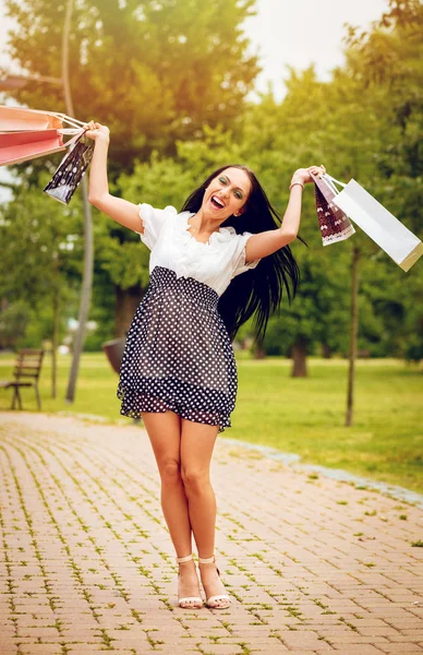 Веселая Молодая Женщина Гуляющая Парку Держащая Много Сумок Покупок — стоковое фото