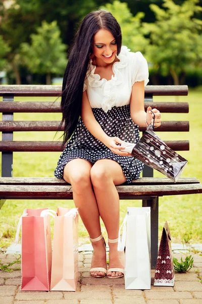 Chica Alegre Después Compras Con Muchas Bolsas Compras Sentado Banco — Foto de Stock