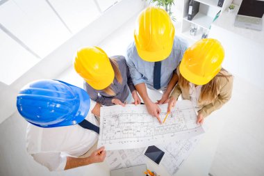 Genç inşaat planları tartışmak ve ne daha iyi olmak için değiştirmek için planlama ekibi mimar. Ofiste bunlar. Üstten Görünüm.