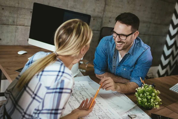 Jóvenes Colegas Arquitectos Exitosos Analizando Planos Hablando Oficina — Foto de Stock