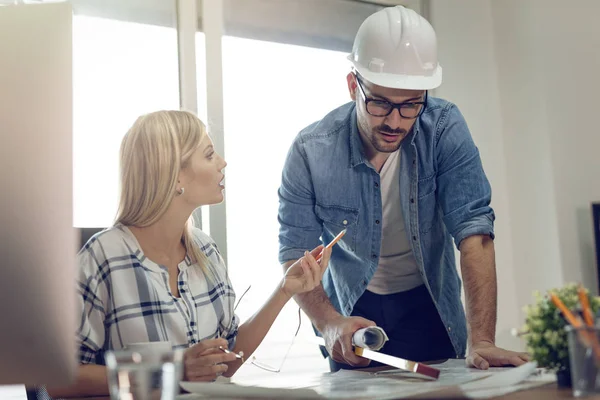 Jóvenes Colegas Arquitectos Preocupados Hablando Analizando Planos Mientras Trabajan Nuevo — Foto de Stock