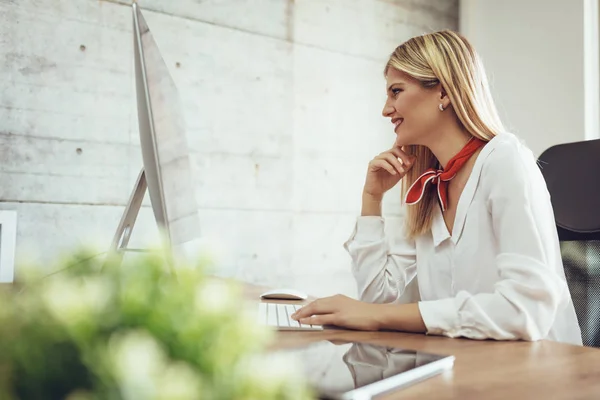 Giovane Bella Imprenditrice Successo Che Lavora Computer Ufficio — Foto Stock