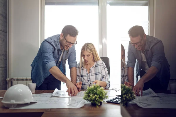 Ung Framgångsrik Arkitekt Kollegor Pratar Och Analysera Ritningar Medan Arbetar — Stockfoto