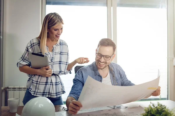 Jonge Succesvolle Architect Collega Praten Analyseren Van Blauwdrukken Tijdens Het — Stockfoto