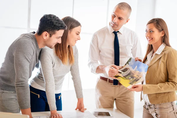 Junges Paar Berät Sich Mit Zwei Immobilienmaklern Über Hauskauf — Stockfoto