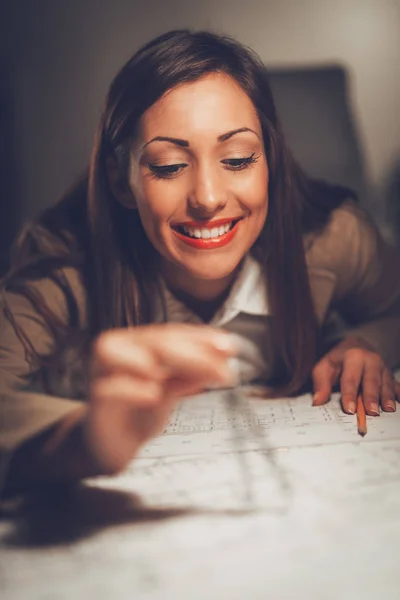 Sonriente Joven Ingeniero Construcción Analizando Plano Escritorio Oficina Ella Está —  Fotos de Stock