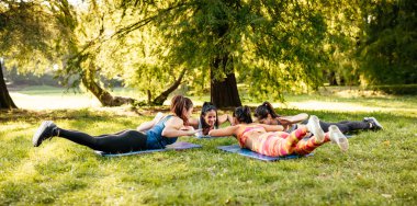 Fitness sınıfı germe