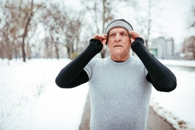 Etkin üst düzey duraklatmak yapma ve kış eğitim dışında sırasında genel parkta şapka.