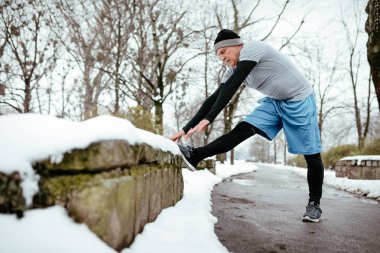 Etkin komuta sizde kış eğitim dışında sırasında genel Park'ta jogging önce germe.