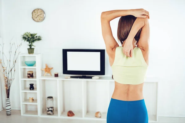 Vista Trasera Joven Mujer Estirando Las Manos Casa Delante Televisión — Foto de Stock