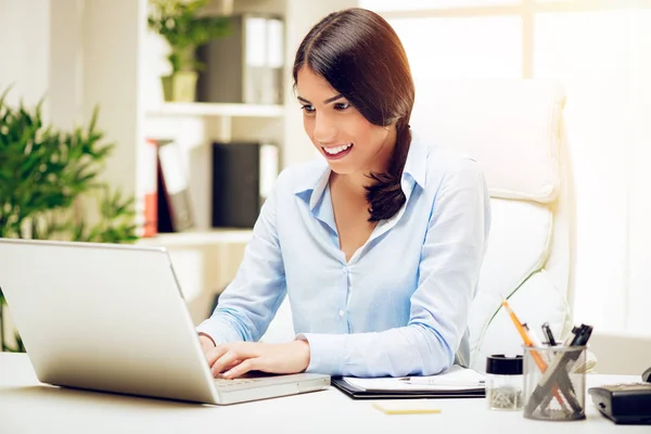 Framgångsrika Unga Leende Kvinna Använder Laptop Kontoret — Stockfoto