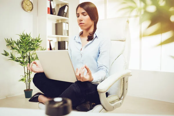 Zakenvrouw Lotus Houding Tijdens Het Mediteren Kantoor Met Een Laptop — Stockfoto