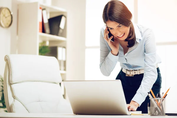 Joven Mujer Ocupada Con Éxito Utilizando Teléfono Inteligente Trabajando Ordenador —  Fotos de Stock