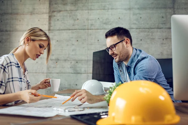 Jóvenes Colegas Pensativos Del Arquitecto Analizando Planos Hablando Oficina — Foto de Stock