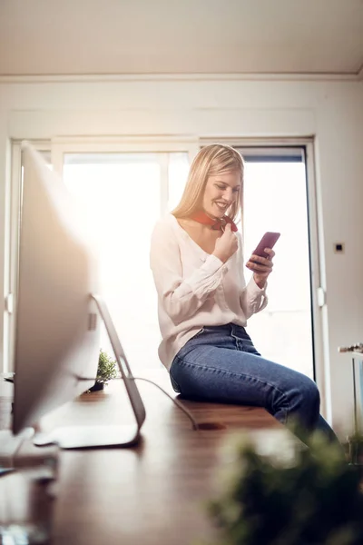 Joven Emprendedora Feliz Usando Smartphone Oficina —  Fotos de Stock