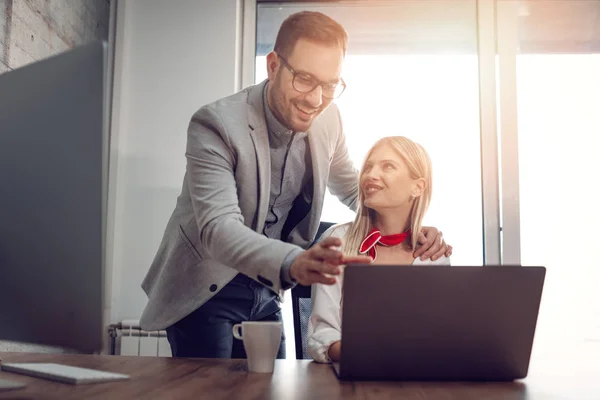 Colleghi Affari Giovani Che Analizzano Progetto Lavorano Computer Portatile Ufficio — Foto Stock