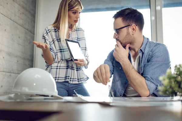 Jonge Bezorgd Collega Van Architect Praten Analyseren Van Blauwdrukken Tijdens — Stockfoto