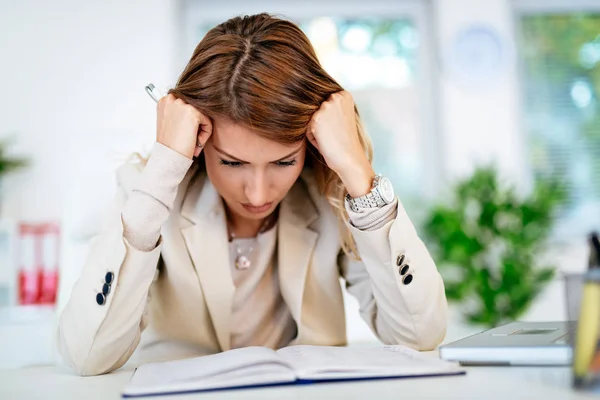 Frustrierte Junge Geschäftsfrau Sitzt Büro Und Schaut Besorgt Auf Dokument — Stockfoto