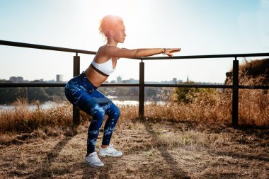 Şehir çatı üzerinde egzersiz yaparak genç fitness kadın