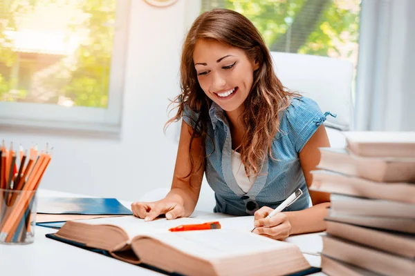 Lachende Tienermeisje Met Boeken Leren Bibliotheek — Stockfoto