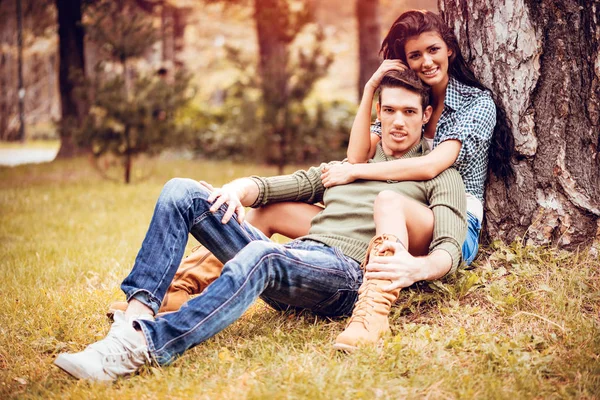 Beau Couple Assis Sur Herbe Près Arbre Profiter Dans Parc — Photo