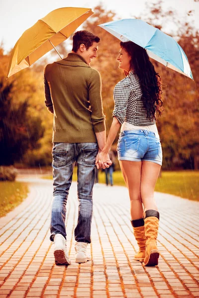 Vue Arrière Beau Couple Avec Parasols Marchant Sous Pluie Dans — Photo
