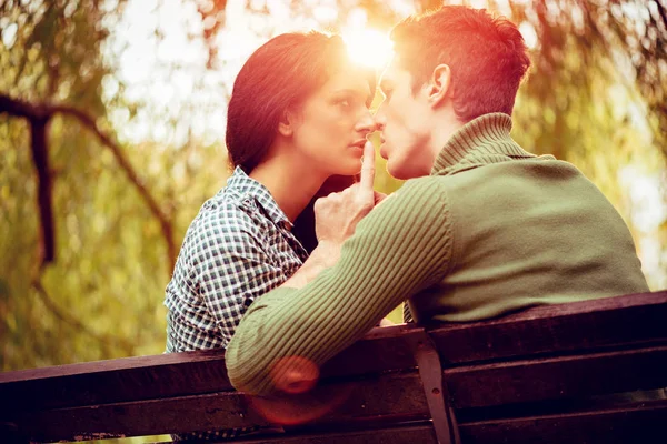 可爱的情侣坐在长凳上享受阳光公园 — 图库照片