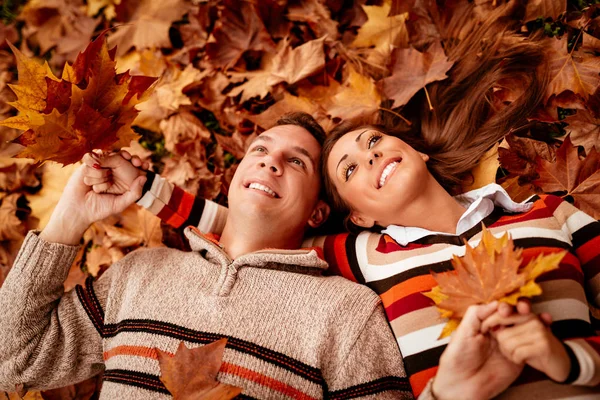 Smiling Couple Lying Ground Covered Leaves Enjoying — Stock Photo, Image