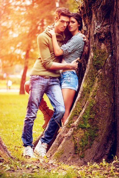 Schönes Paar Umarmt Sich Neben Baum Park — Stockfoto