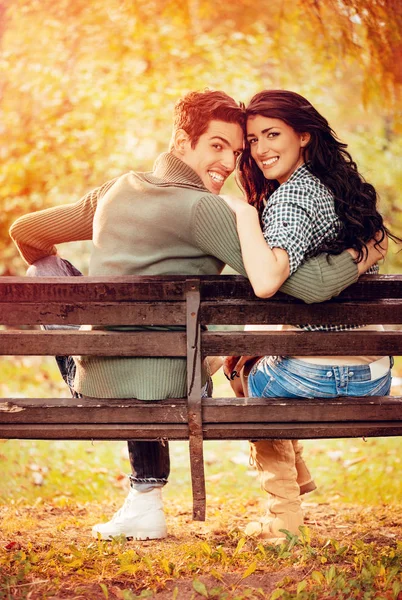 Lovely Couple Sitting Bench Enjoying Sunny Park — Stock Photo, Image