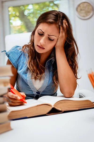 Nachdenkliches Junges Mädchen Lernt Bibliothek — Stockfoto