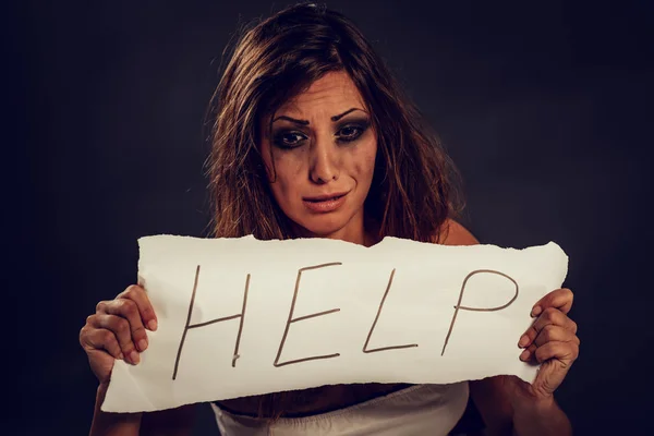 Mujer Joven Maltratada Esperando Ayuda Llorando —  Fotos de Stock