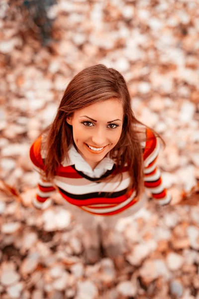 紅葉の森を楽しむ若い女性のトップ ビュー — ストック写真