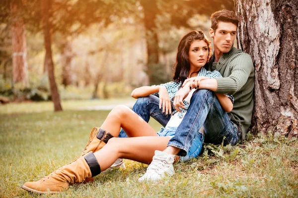 Schönes Paar Sitzt Auf Gras Neben Baum Und Genießt Sonnigen — Stockfoto