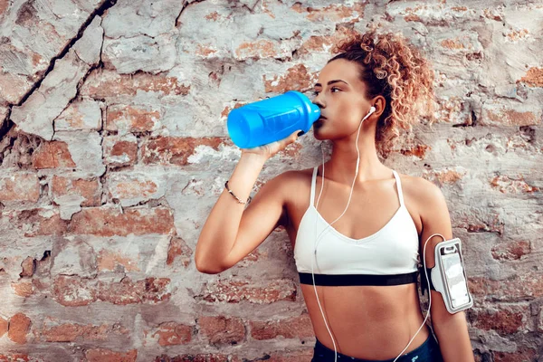 Jovem Mulher Esportiva Com Fones Ouvido Descansando Após Correr Beber — Fotografia de Stock