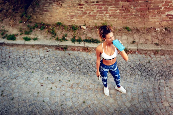 Giovane Donna Che Riposa Dopo Aver Fatto Jogging Bevuto Acqua — Foto Stock