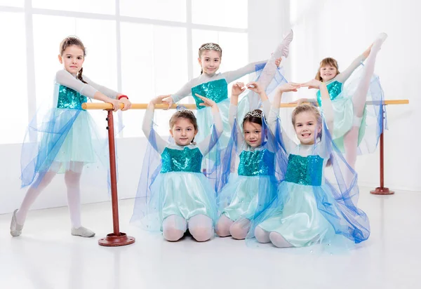 Lächelnde Kleine Mädchen Kleidern Die Beim Ballettunterricht Haltung Üben Blick — Stockfoto