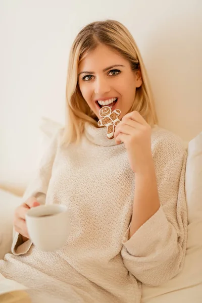 Beautiful Young Smiling Woman Relaxing Bed Cookie Coffee Looking Camera — Stock Photo, Image