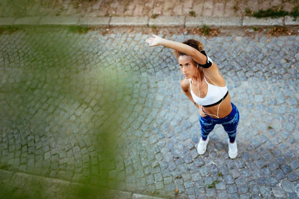 Jonge Fitness Vrouw Met Hoofdtelefoon Stretching Oefening Doen — Stockfoto