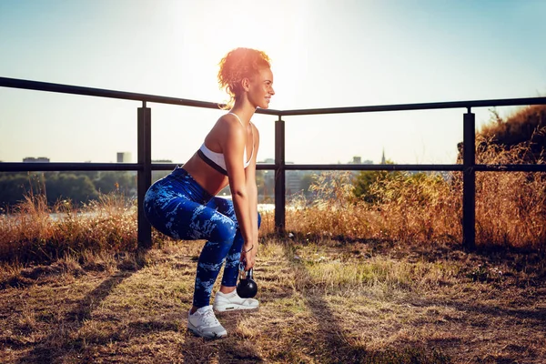 Junge Fitness Frau Turnt Mit Hantel Auf Dem Dach Der — Stockfoto