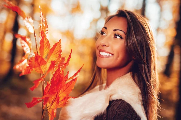 Retrato Uma Bela Jovem Sorridente Segurando Folha Natureza Outono — Fotografia de Stock