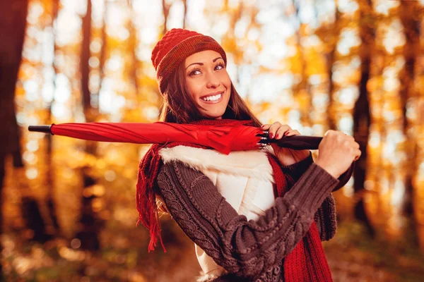 Retrato Una Hermosa Chica Sonriente Con Paraguas Rojo Bosque Soleado — Foto de Stock