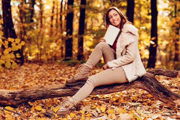 Menina Sorridente Bonita Desfrutando Floresta Outono Ela Está Sentada Árvore — Fotografia de Stock
