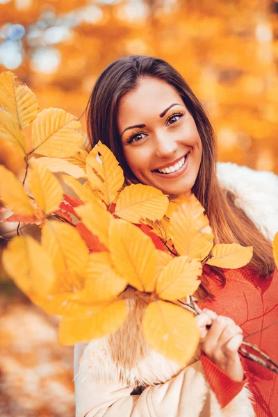 Portrét Roztomilé Usměvavé Mladé Ženy Těší Lese Podzim Ona Drží — Stock fotografie
