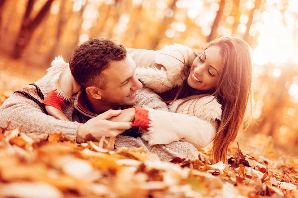 Beautiful Smiling Couple Enjoying Sunny Forest Autumn Colors Lying Falls — Stock Photo, Image