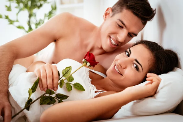 Hermoso Novio Joven Despertando Sus Lindas Novias Sonrientes Dando Rosa —  Fotos de Stock