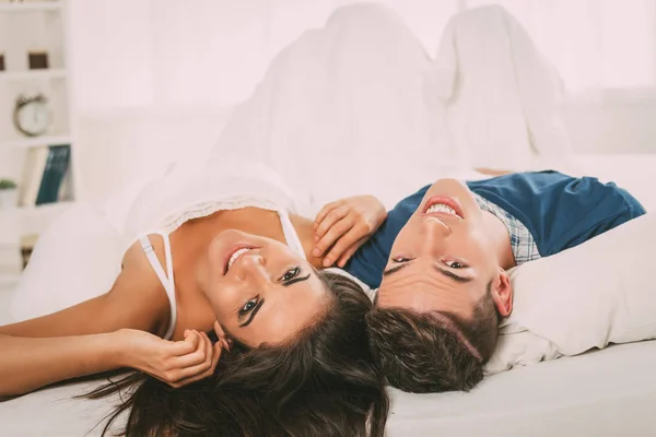 Belo Casal Jovem Relaxante Divertindo Cama Olhando Para Câmera — Fotografia de Stock